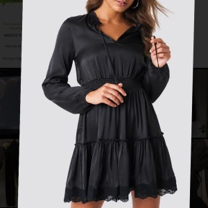 Violangklänning (iva nikolina x nakd) - Jättesöt klänning från NAKD i satinmaterial. Storlek 34, passform se första bilden från NAKD’s hemsida. Använd en gång, så gott som ny i kvalitén. 100kr ex frakt eller möte i Stockholm 