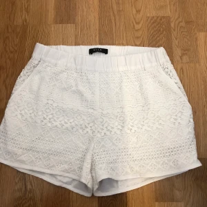 Shorts - Vit spets shorts från vila aldrig använt. Kan mötas up i Stockholm eller fraktas men köparen står för frakten. Storlek L men mer som M