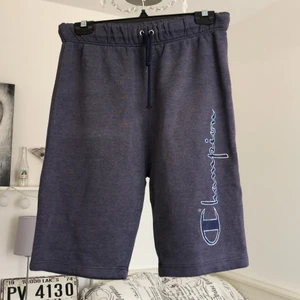 Champion shorts  - Säljer dessa shortsen från champion som är väl använda. På bild två kan man se att trycket är ganska slitet men jag tycker ändå att det är snyggt. Om du är intresserad tveka inte på att skriva till mig☺️. FÖRST TILL KVARN⚠️ KÖPAREN STÅR FÖR FRAKTEN⚠️