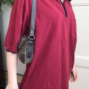 En röd pikee tröja💖✨ - En jättefin röd tröja som är perfekt att bara slänga över sig, skicket på denna tröja är 10/10. Frakten är 40kr och ingår inte i priset✨💖🦋