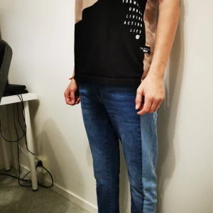 Jeans med 2 färger.  - Använd i ca 2 månader Inga slitningar. Storlek ca 29.