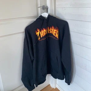 Oversized trasher hoodie - Jättesnygg trasher hoodie, i väldigt bra skick.  Storleken är lite större så sitter perfekt som oversize för dom som har s-m. Köpte från junkyard runt 1000kr ,  buda!!☺️☺️