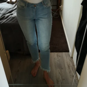 Jeans - Ljusfärgade jeans med fransar nertill. Snygga och bekväma. Lite stretch i tyget med. 
