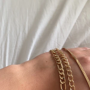 Armband - Tre väldigt fina armband i fake guld. Aldrig använda prislapp kvar.