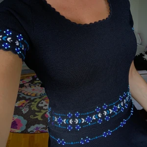 Sandro Paris  - Mycket fin klänning i exklusivt material. Som ny! Size 38-40! DMA för mer bilder. 