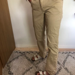 Beiga baggy/ bootcut byxor - Snygga, trendiga och balla byxor! Frakt tillkommer✨💛⚡️🧡 byxorna passar xs-M!