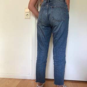 Blåa croppade jeans ifrån Zara. Stolek S. 