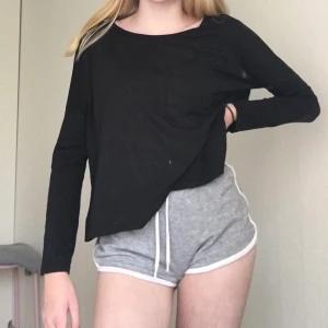 Svart tröja med ficka 🖤 - Svart tröja säljs pga den aldrig används. Köpt på mywearyoung för flera år sedan och sen dess knappt använd, dvs i bra skick 🖤 Kommer inte ihåg vad den kostat från början. Frakt tillkommer. 