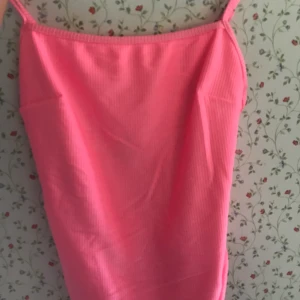 Jättesnygg baddräkt  - Säljer denna sjukt snygga baddräkt pga två likadana. Den är i storlek 36 men passar också mig som har storlek 34. Nypris ca 200kr och endast använd en gång. Tyget torkar snabbt och färgen gör så att du ser väldigt brun ut. Kontakta om du är interesserad🥰