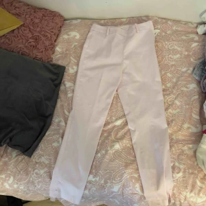  - Ljusrosa kostymbyxor i storlek 36, Säljer pågrund av att dem är lite för stora för mig, 