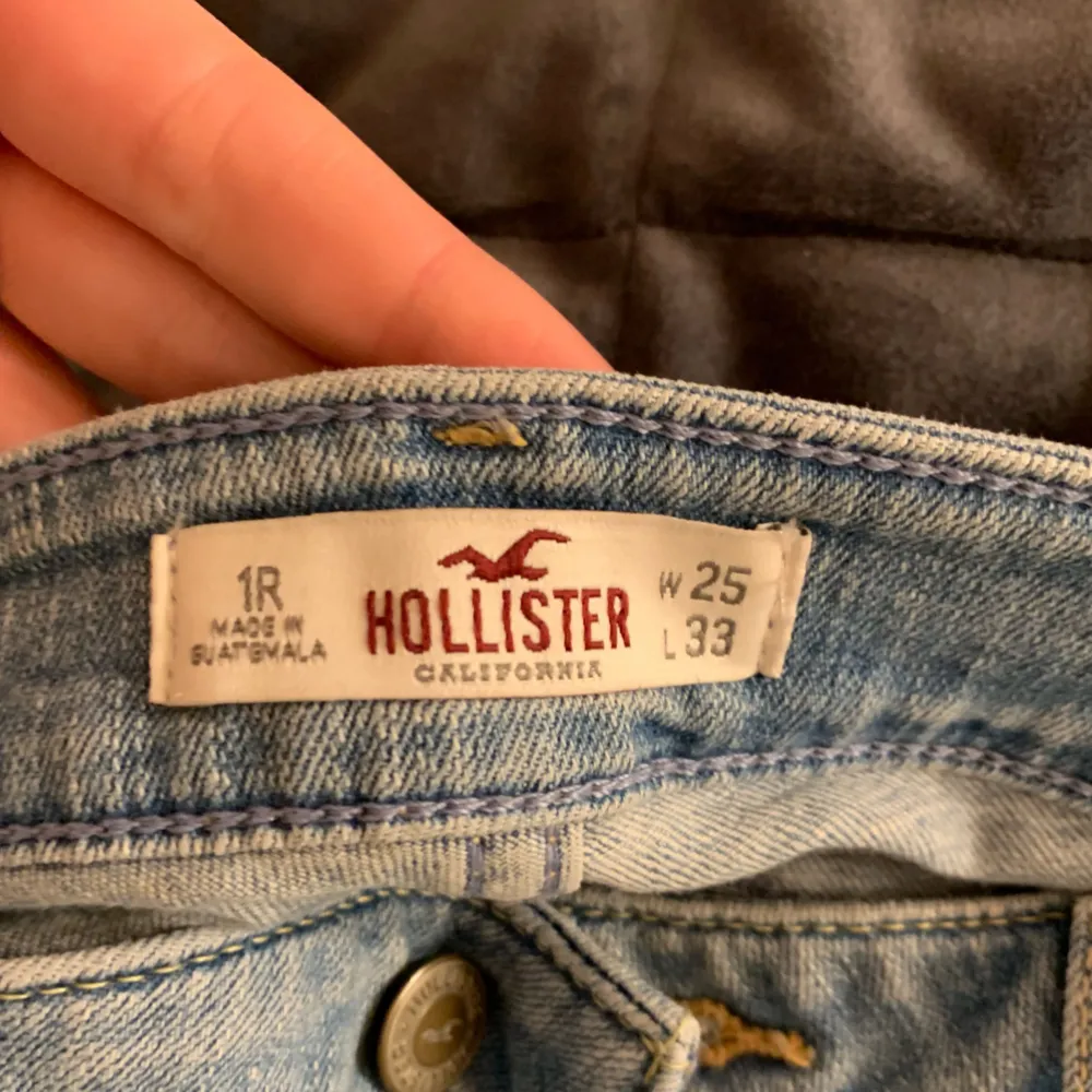 Bootcut jeans från hollister, knappt använda! Frakt ingår!. Jeans & Byxor.