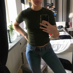  - grön tröja med trekvartsarm från hm. 40kr + frakt (20kr) 