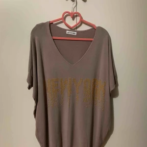  - Kan mötas upp vid t-centralen eller Odenplan, kan skicka via post 36kr på frakt