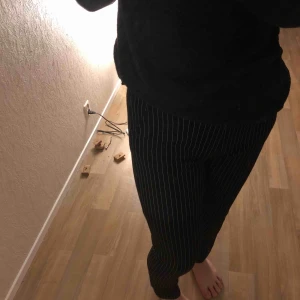  - ett par randiga mjukis/kostym byxor! Aldrig använda! Sälj pga fel storlek 