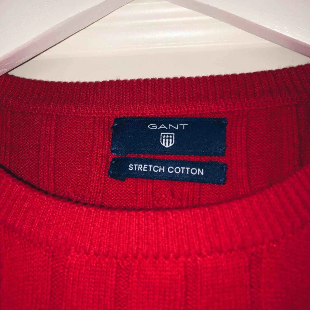 Äkta Gant tröja, röd kabelstickad. Säljer på grund av använder inte. . Tröjor & Koftor.