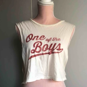  - Linne med stora ärmhål. Aldrig använd. Köpt på Urban Outfitters. Strl small/xs. Ordinarie pris 250kr. Köpare står för frakt.