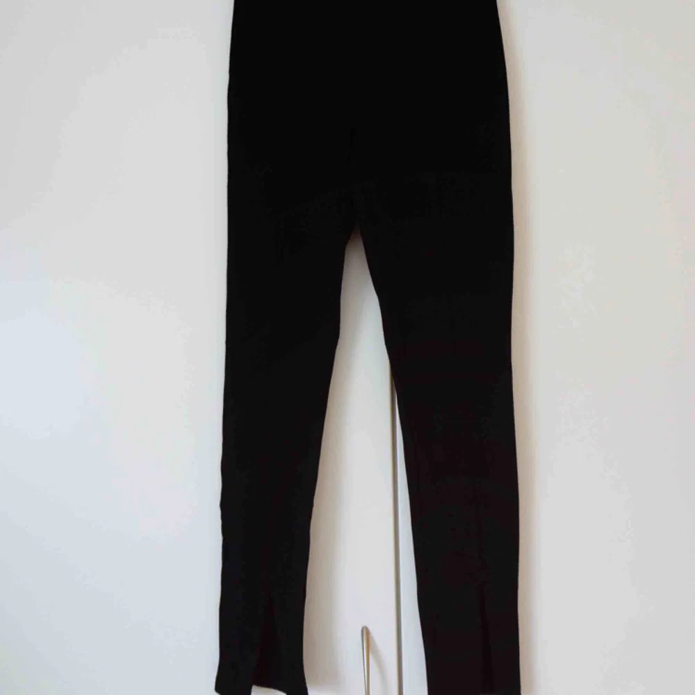 Svarta leggings från New Look Strl uk 8, eu 36. Synlig söm längst framsidan av benen och en snygg slits längst ner 🤩 Endast använda en gång. 📬Frakt ingår i priset!. Jeans & Byxor.