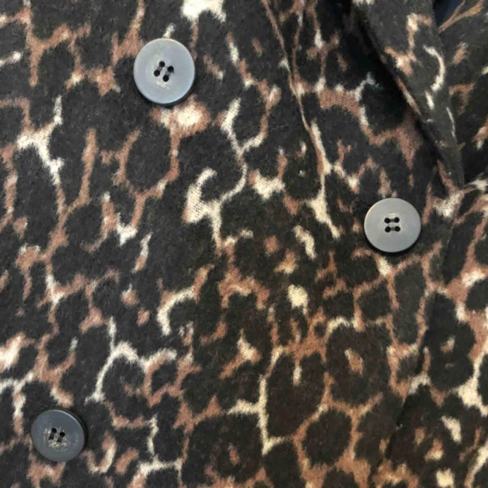 Säljer en leopardkappa i storlek 34 som aldrig kommit till användning, är därför i väldigt fint skick!  Kan posta (köparen betalar frakten) eller mötas upp i Stockholm . Jackor.