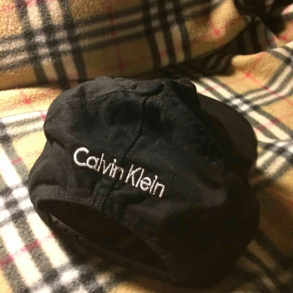 Calvin Klein jeans keps. Vintage passform med snapback. . Accessoarer.