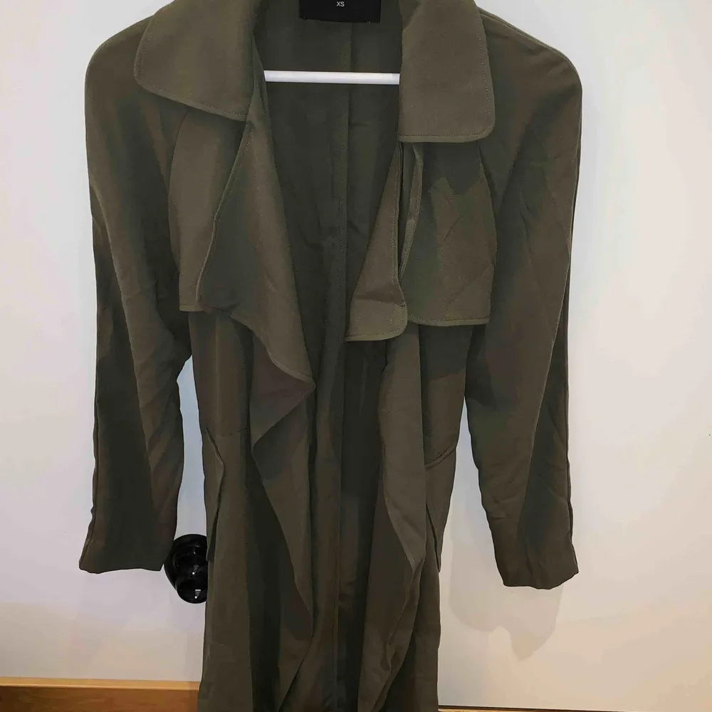 En militär grön kappa ifrån bikbok storlek XS, men passar mer som en s. Perfekt till våren! Aldrig använd, köparen står för frakten📦☺️. Jackor.