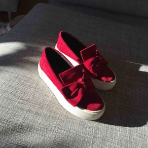  - Röda skor med rosett. Använda 3 gånger. Tyvärr något försmå för mig. Nytt pris 1500kr. 