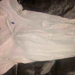  - V-ringad t-shirt från Polo Ralph Lauren i strl S, köpt i USA. 