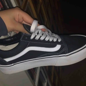  - Snygga vans med platå sula, köpta för ca 800-900kr. Använda endast ett fåtal gånger. Fler bilder vid intresse 