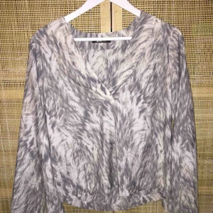  - Fin blus i med trumpetarmar och v-ringning  100% polyester 