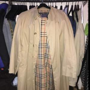Vintage burberry coat, retail pris är ca 12000kr, sjuk steal! Säljer pga att den är lite för lång för mig, con 8/10, sjukt bra skick även fast den är vintage.   Kan skicka fler bilder ifall du är intresserad:) Förra priset 2000 nu 1400