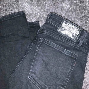  - Ett par svarta jeans från crocker. Säljer pga för liten storlek för mig. Dom är inte stretchiga och är ganska lågmidjade. Köparen betalar för eventuell frakt 
