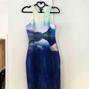  - Halvlång klänning med print, stretchigt tyg. I nyskick!  Finns att hämta i Uppsala. Kan även posta, säljaren betalar då frakt