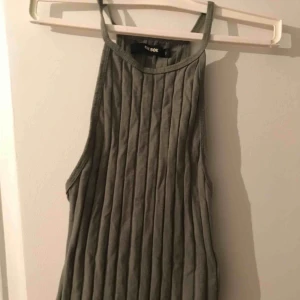  - Fint grönt linne köpt från bikbok.Använd en gång.Jättefint till sommarwn