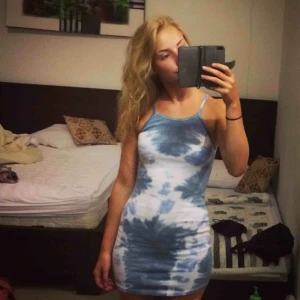  - 🐬BATIKKLÄNNING🐬 Gjord i ett mycket stretchigt material så skulle kunna passa upp till M☀️Halterneck och ganska kort (jag är 169cm). Frakt tillkommer! Möts gärna upp i Göteborg☀️