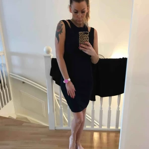  - Mörk,mörkblå klänning från Mango stl xs-s  stretchig. Knappt använd .