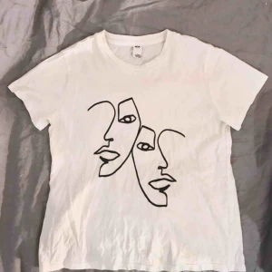  - T-shirt med modernt tryck