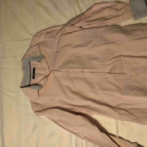  - Alla tre är frun Gina. Om man inte bor i närheten så får man betala frakten med.