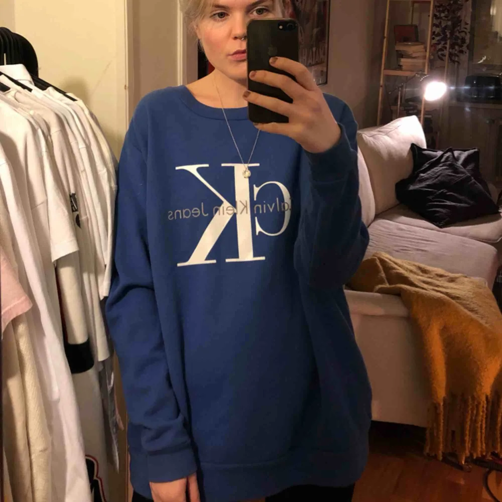 Calvin klein sweatshirt i strl XL (har vanligtvis s men denna sitter tight i armarna plus att d e nice med oversize ;))) ) . Tröjor & Koftor.