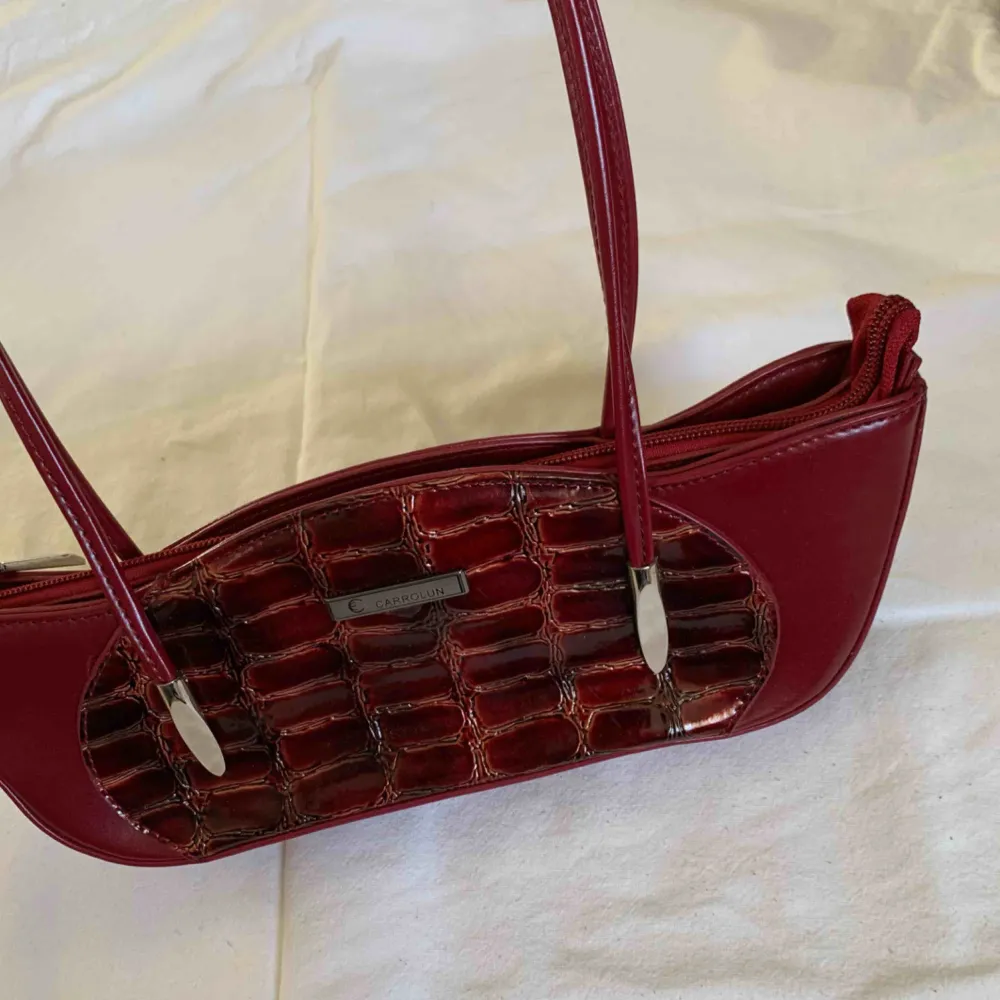 Vinröd unik cool handväska i superbra skick. Frakt tillkommer 💫💫💫. Väskor.