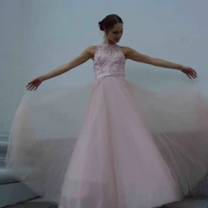  - Rosa balklänning (4000sek som ny), jag behöver den inte långre. :)