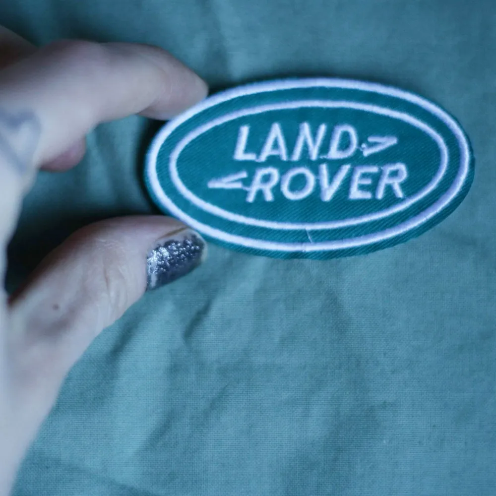 Tygmärke, turkost/grönt med Land Rover broderat. Går att stryka eller sy på. 29kr INKL frakt . Accessoarer.