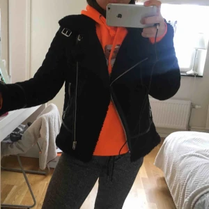  - Bikerjacka i ”mocka” i fint skick! Passar bra på vintern, runt -5. 