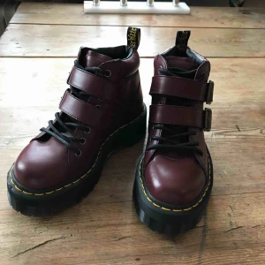  - SJUKT snygga platå martens med spännen, inte ens ingångna så i väldigt bra skick. köparen står för frakt 