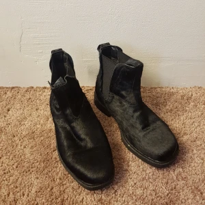  - Snygga boots från Svea. Håriga/pälsiga. Äkta skinn. Blir tyvärr ej använda pga lite trånga för mig. Endast använda en gång. Kan mötas i Stockholm eller skicka. Köparen står för frakt. 