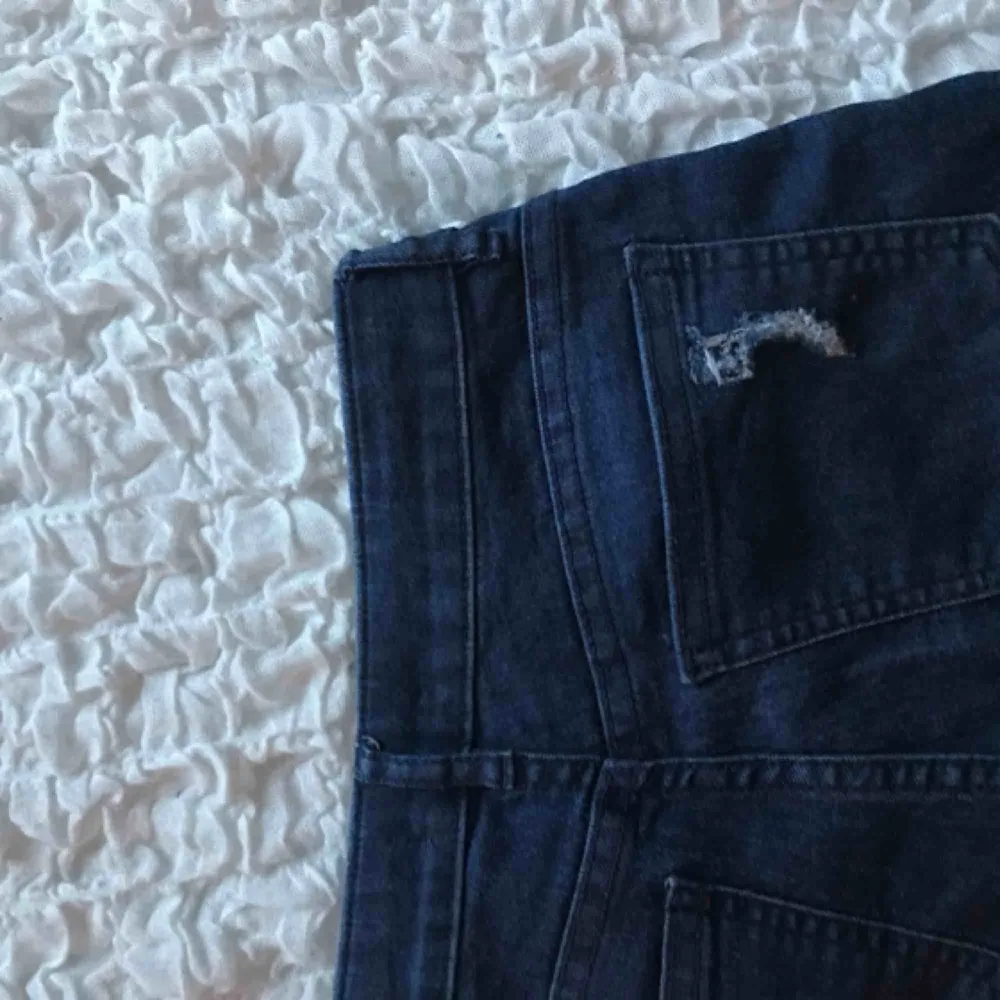 Mörkblåa slitna jeans från hm, använda ett fåtal gånger Frakt ingår i priset . Jeans & Byxor.
