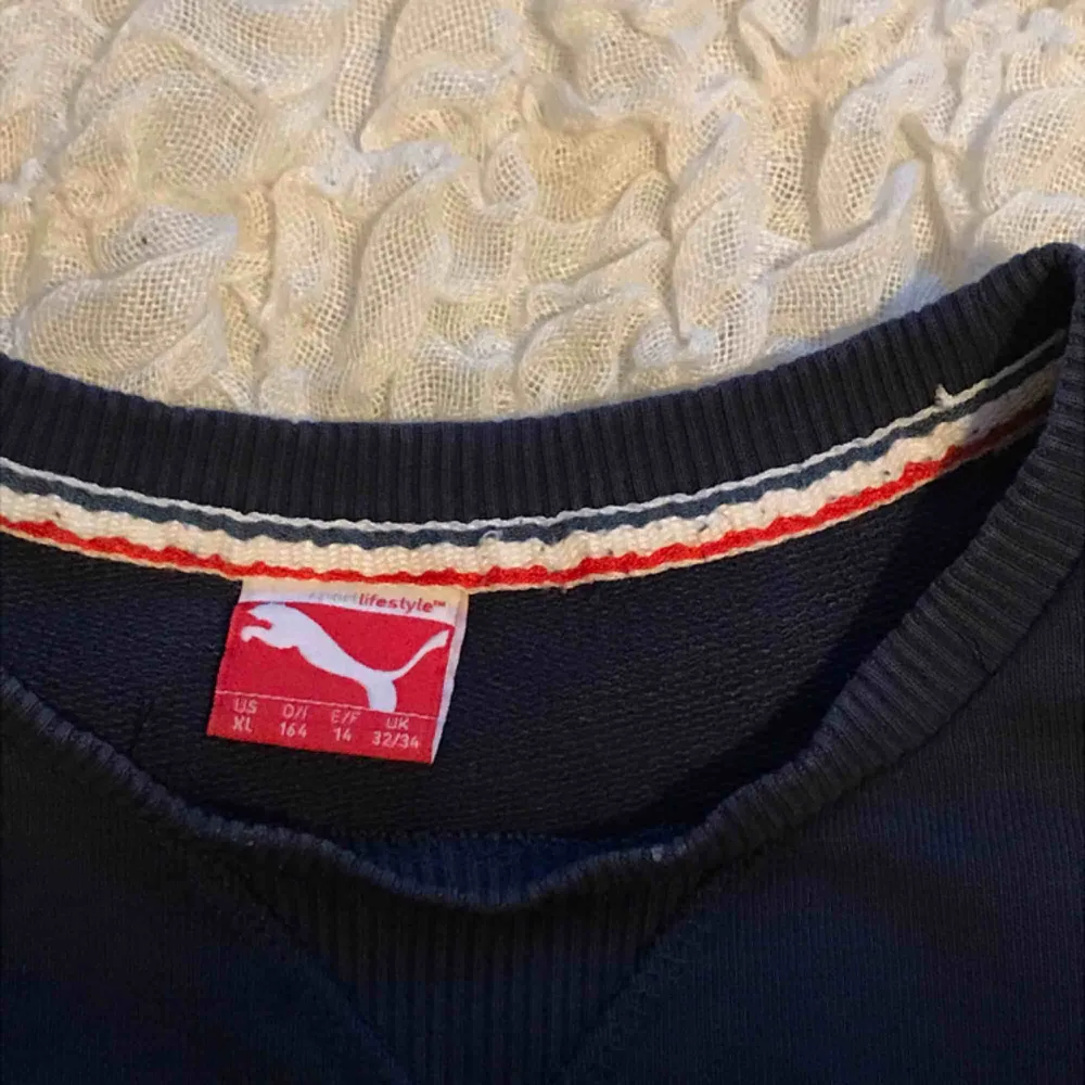 Fin, mörkblå sweatshirt med tryck från puma. Säljer tröjan då den sällan används, i nytt skick.  Frakt ingår i priser. Hoodies.