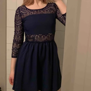  - Superfin mörkblå spetsklänning som är använd fåtal gånger, superbra skick!! Kan skickas men köparen står för frakten!🤠
