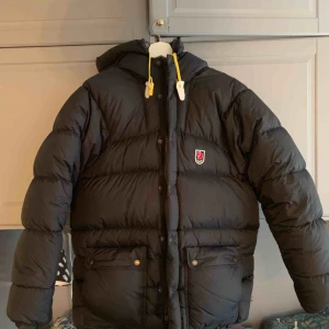  - Fjällräven Expedition Down Jkt svart S Använd fåtal gånger, därav fint skick Om du har fler frågor kan du kontakta mig!  Ny pris-6000kr