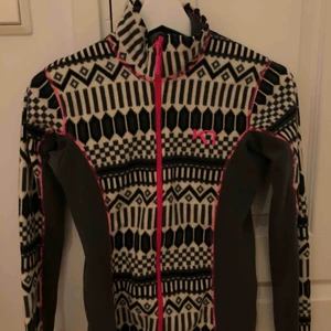  - Kari traa underställströja. Kan mötas upp i stockholm eller postas. Då står köparen för frakten