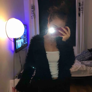  - Super mysig fluff-kofta! Den är helt oanvänd och köpt för ca ett halvår sen. Snygg till klänningar och boots men också jeans och en lite mer basic tröja. Jag är strl XS/S men den är perfekt i storlek M Köpt på Gina för 299kr för 6 månader sen