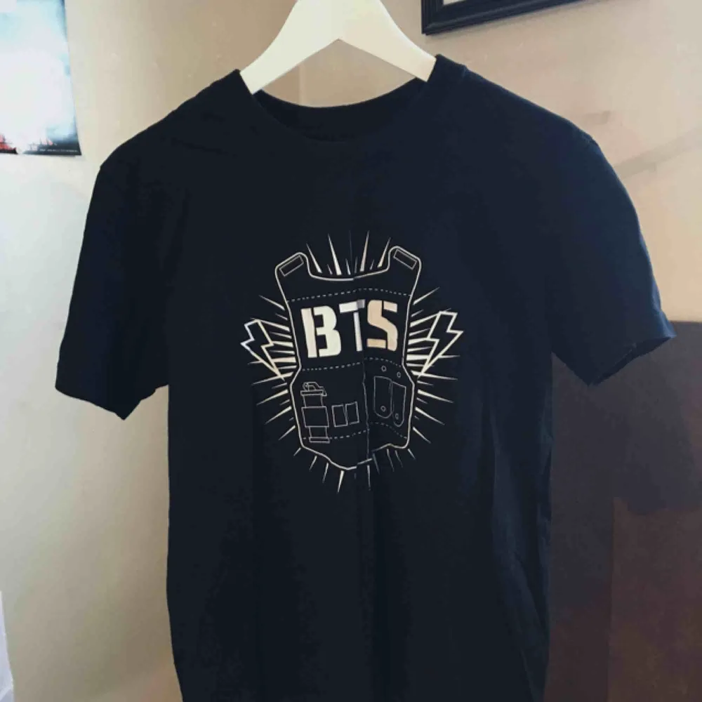 BTS/J-Hope T-shirt ! Köpt i Japan, bra kvalite!!  Någon ARMY som vill köpa??😘 Frakt35kr!. T-shirts.